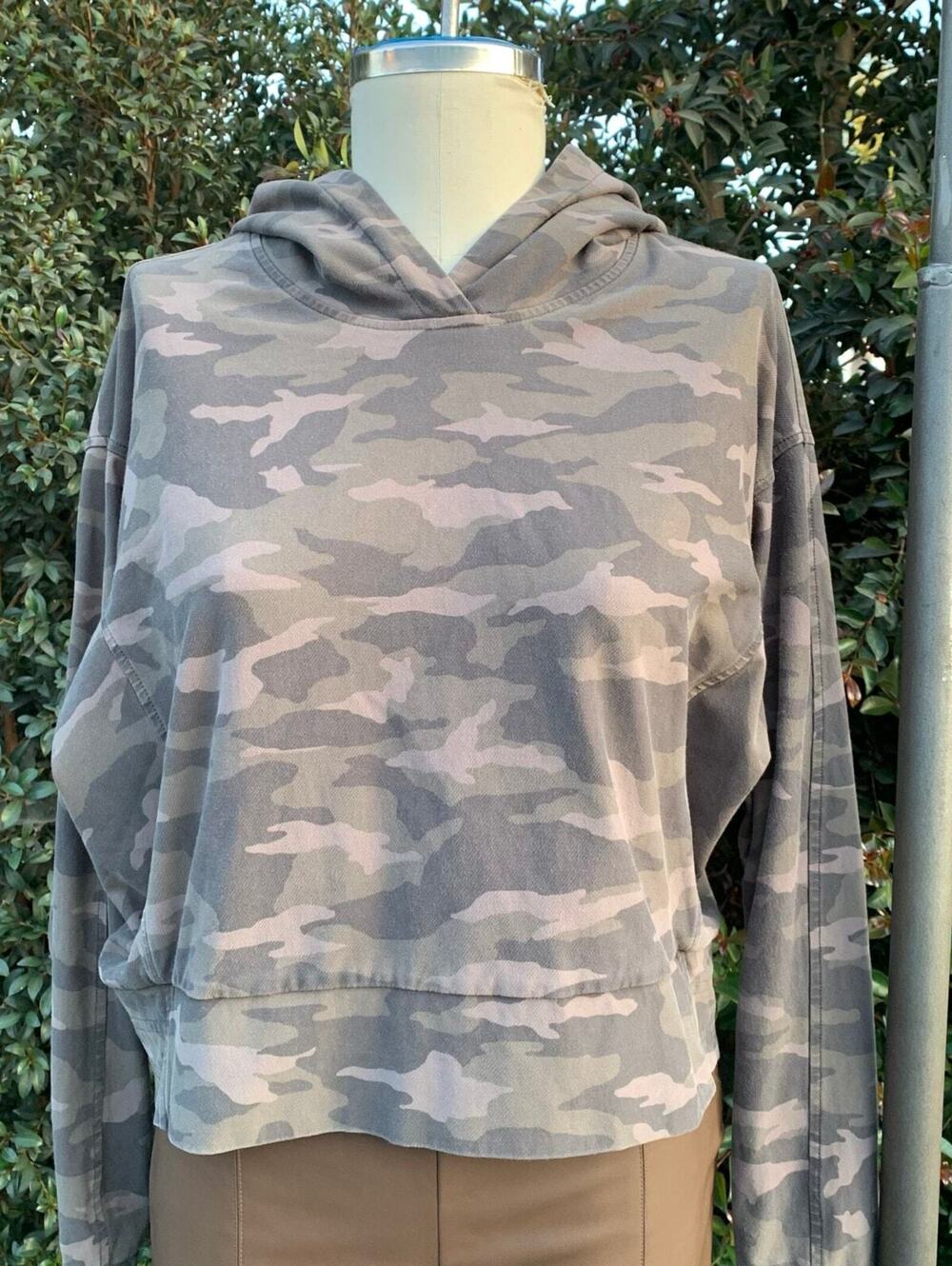 Athleta Farallon Printed Sweatshirt Camo Brown Khaki Hoodie Women’s Medium